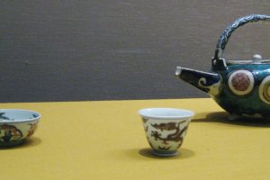 Tea pot and cups. Enamel overglaze on China, 17th century