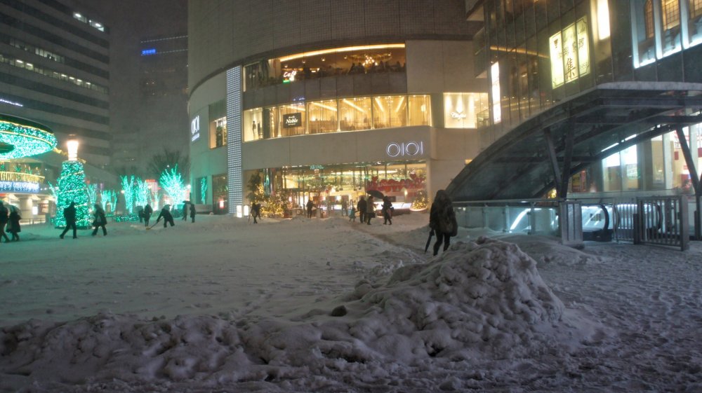 Heavy accumulation of snow in front of the Marui Department Store. The store had very few customers that day and the announcements kept thanking them for coming in on such a snowy day.