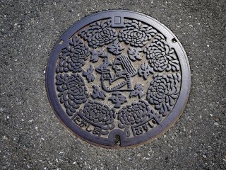 Takashima&#39;s manhole covers feature Gulliver