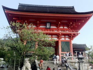 The entrance to Kiyomizu Temple