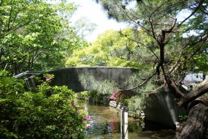 The park has several stone and wooden bridges that add a lot of charm.