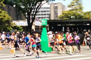 Runners round the tight bend at the end of Jozenji Avenue.&nbsp;