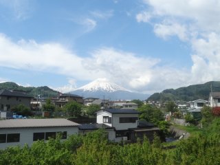 Viewing beautiful Mt. Fuji from the Fujikyuko Line train