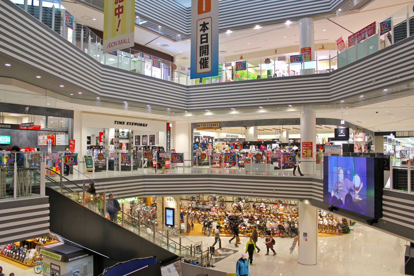 Active Mall is one of four "Lifestyle" malls that comprise AEON Mall at Makuhari New City in Chiba