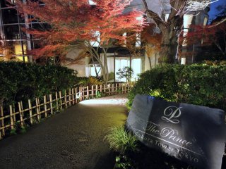 Shichiken-Jaya is located inside the Prince Sakura Tower Tokyo, which can be accessed from a beautiful Japanese Garden
