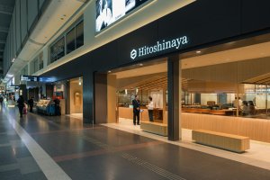 Located in the main hall of Haneda&#39;s domestic terminal, Hitoshinaya is conveniently accessed.