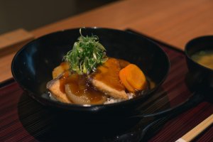 This yellowtail and Japanese radish donburi (rice bowl) is a delicious version of a common Japanese dish.