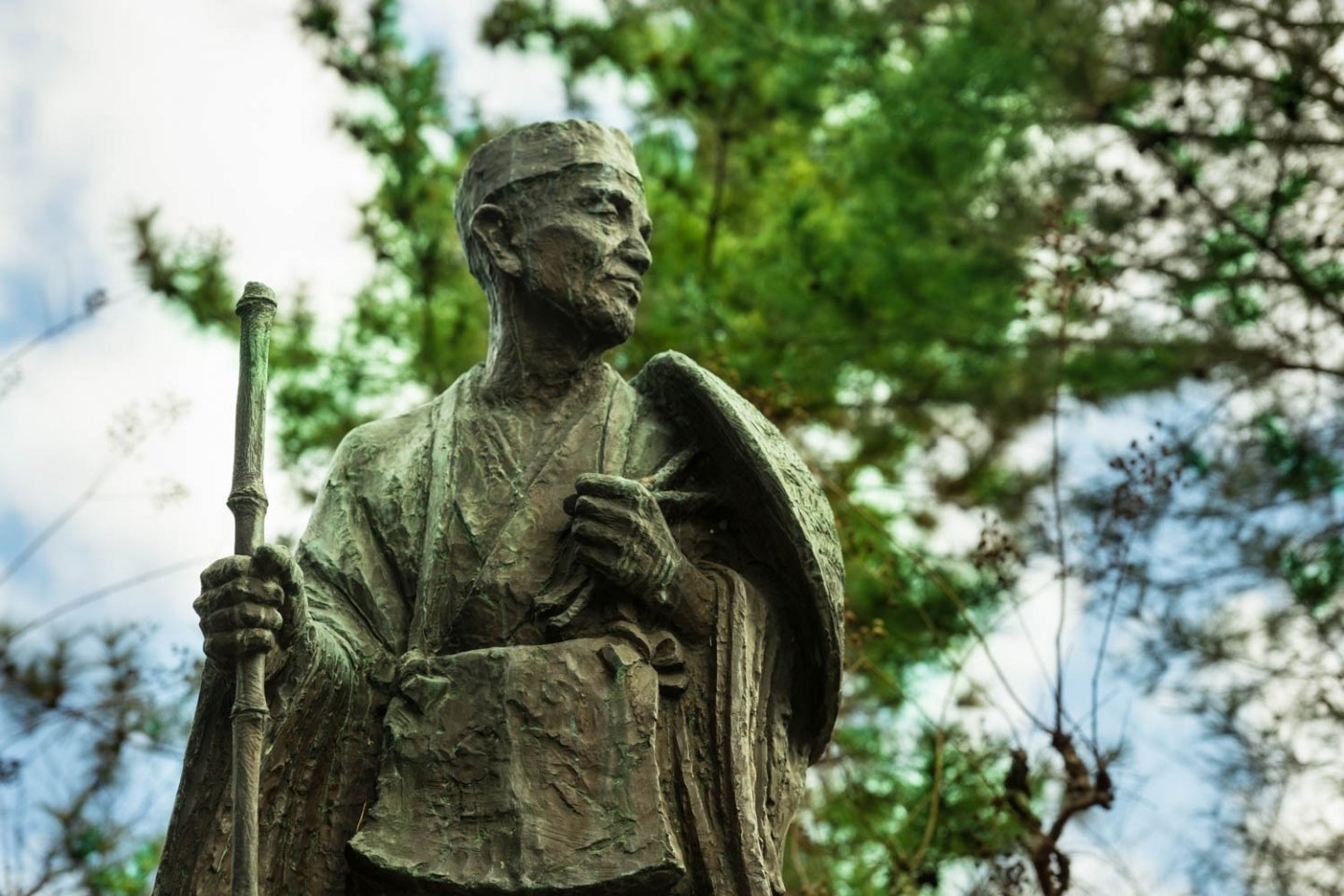 The Matsuo Basho statue ''Mikaeri Sugata'' (''looking back'') is in Fudaba-gashi Park 