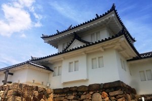 In 1600 the daimyo Hosokawa Yusai fought a large army here prior to the Battle of Sekigahara. While parts of the castle are now in ruins, the gatehouse and boundary has been restored.
