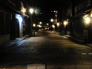 Higashi Chaya-machi streets still have the feel of the castle town of Kaga Hyakumangoku (the alias of Kaga Domain in feudal Japan)
