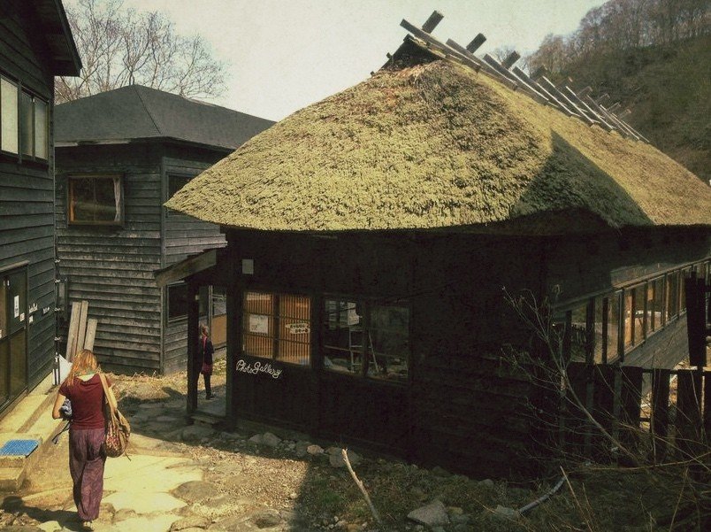 This traditional thatched building houses a fascinating display of photographs dating back to early last century. Looking at them, you get a sense of how little has changed here since then. Kuroyu offers a truly timeless experience.