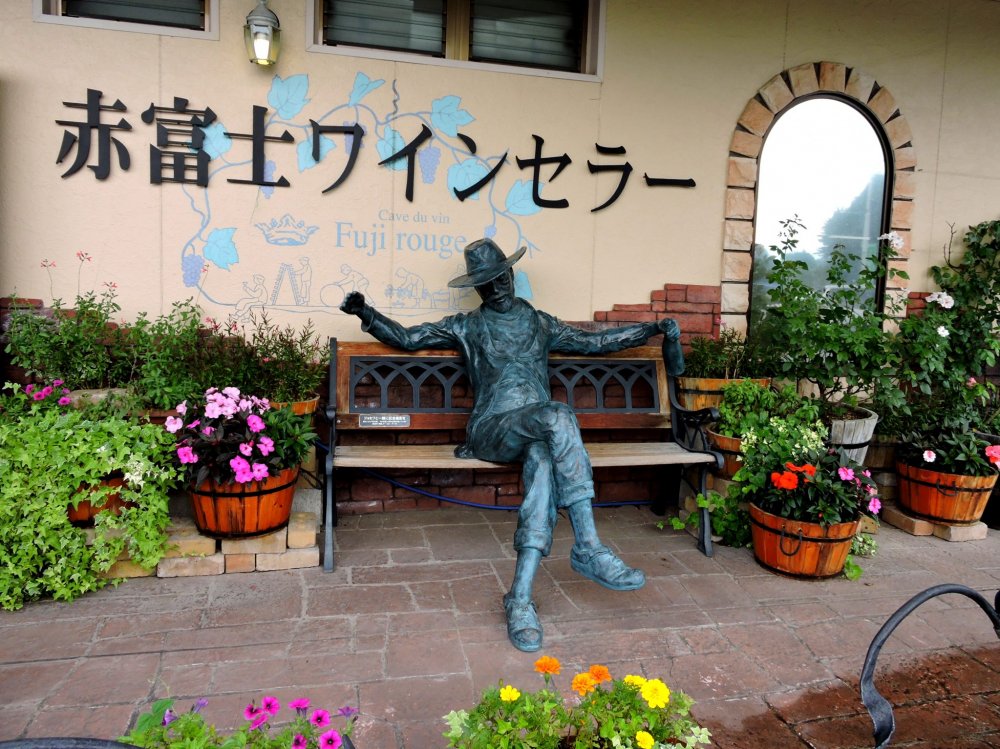 You can pose with this statue on a bench near the entrance