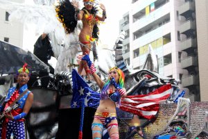 There were many interesting outfits including American flag outfits and more traditional samba outfits on the same float.&nbsp;