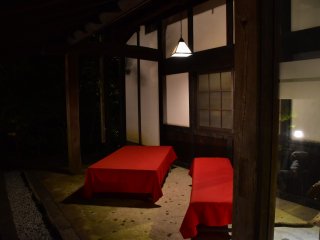 Like a tea house, long chairs covered with red cloth are set in front of the restaurant