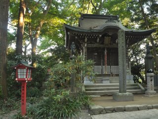 A small shrine right behind the main gate