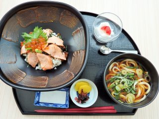 This salmon and udon set is another popular lunch.