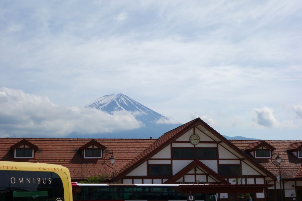 The omnibus sightseeing bus departs from the station to transport visitors around Lake Kawaguchiko and Lake Saiko