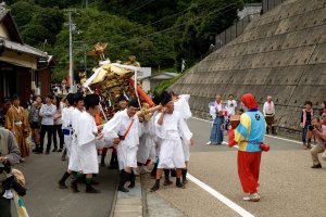 The leader guiding the participants to Niu shrine