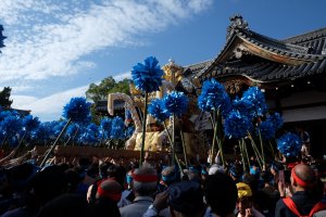 The float arriving to the shrine