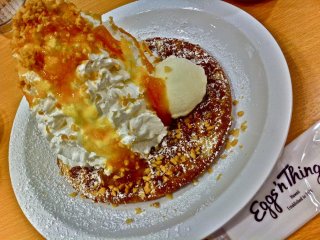 This is the Special Waffle topped with coconut ice cream, orange marmalade & whipped cream, with a sprinkle of powdered sugar and macadamia nuts, ¥1,100