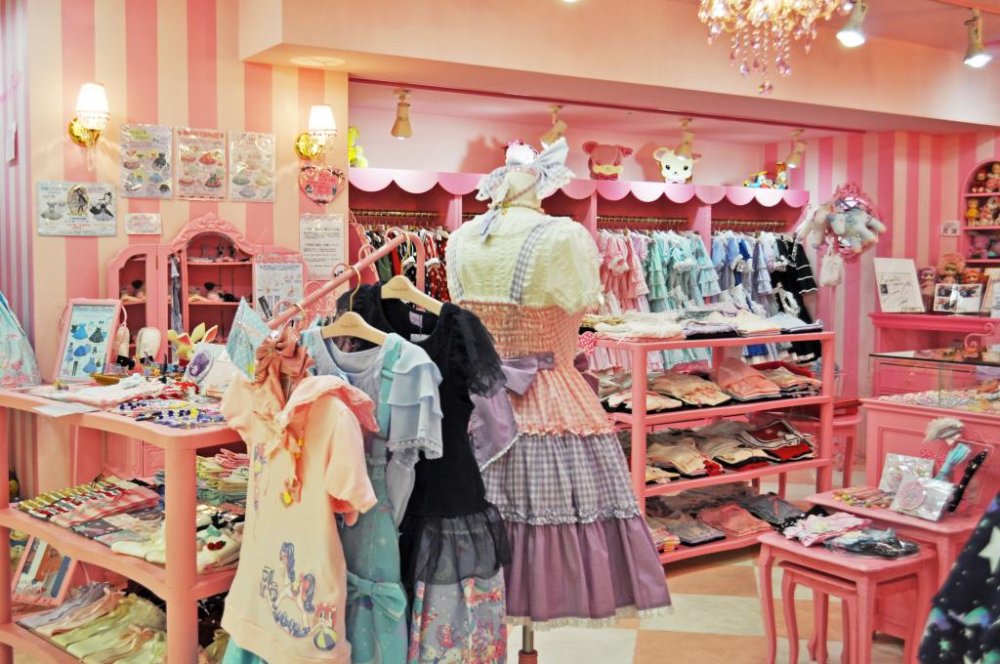 I love the colour of this shop. This kind of store represents the kind of things you would expect to find in Harajuku.