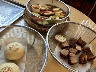 Pork belly, nikuman (pork buns) and a host of veggies, steamed to perfection!