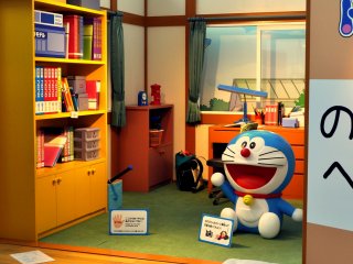Get your picture taken with the happy face of Doraemon