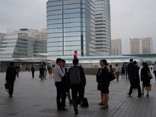 When I went to Big Sight, the big event of the day was Tokyo Career Forum, a job-hunting event for graduating college students and recruiting companies interested in bilingual college graduates. As a result, the area was full of college students.