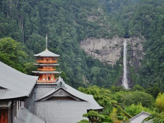 My camera run out of battery minutes before getting here but, luckily, I managed to take a shot of one of the most impressive landscapes of Japan; the Kumano Nachi Taisha shrine with the Nachi-no-otaki fall in the background