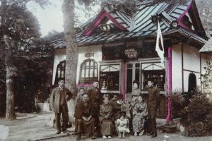 The shop has a long history. The owner showed me some old photos. One was taken before the Great Kanto Earthquake, maybe early 1900. It showed a family in front of an old shop. At that time the shop was a curio shop inside the Daibutsu premises.