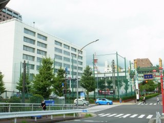 The Enpei Mon (West Gate) is sandwiched by the Minato Sougou High School on the left and by Minato Junior High School on the right