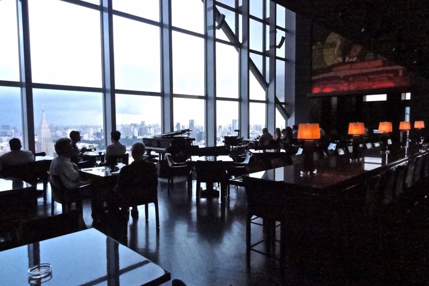 New York Bar: Stunning panoramic view of Tokyo as seen in \