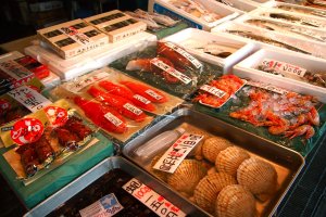Various types of fresh seafood, as well as preserved seafood, are available.