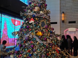 The Christmas tree inside&nbsp;the Marunouchi Building on the 4th floor;&nbsp;there is a&nbsp;Disney theme this year.&nbsp;
