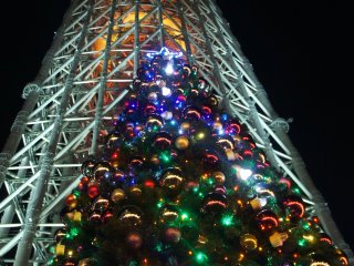 Christmas tree and the&nbsp;Skytree in the background. This seemed to be the most popular view, as many people were gathering here.