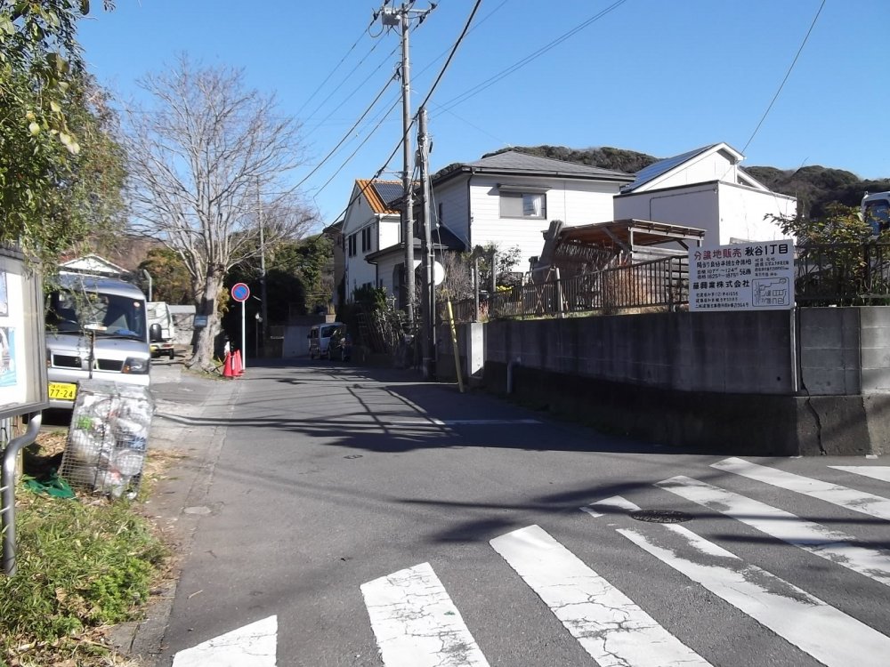 The walk starts at this lane next to Maedabashi bus stop, on the bus route between Zushi and Yokosuka stations