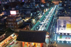 A vertical panorama captured to show the entire view that the&nbsp;Miharashiya&nbsp;Cafe offers, including the Kaminarimon crossing below