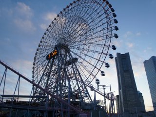 Cosmo Clock 21, the&nbsp;giant Ferris wheel at the Cosmo World amusement park just next to the Yokohama Landmark Tower. Working at the Landmark Tower, you can see people enjoying down there in the park while you are yawning away in the meetings...