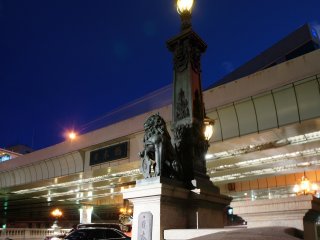 There are two bronze shishi&nbsp;(lion) statues with&nbsp;sodium light posts on either side of&nbsp;Nihonbashi. The light-up at&nbsp;night-time is beautiful and definitely the best time to visit.