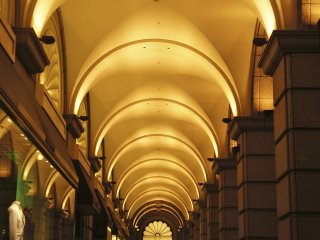 Parts of the Motomachi&nbsp;shopping district have&nbsp;a European-style architecture.&nbsp;Night-time illumination&nbsp;of the arc-style structure offers a great ambience for a night walk.