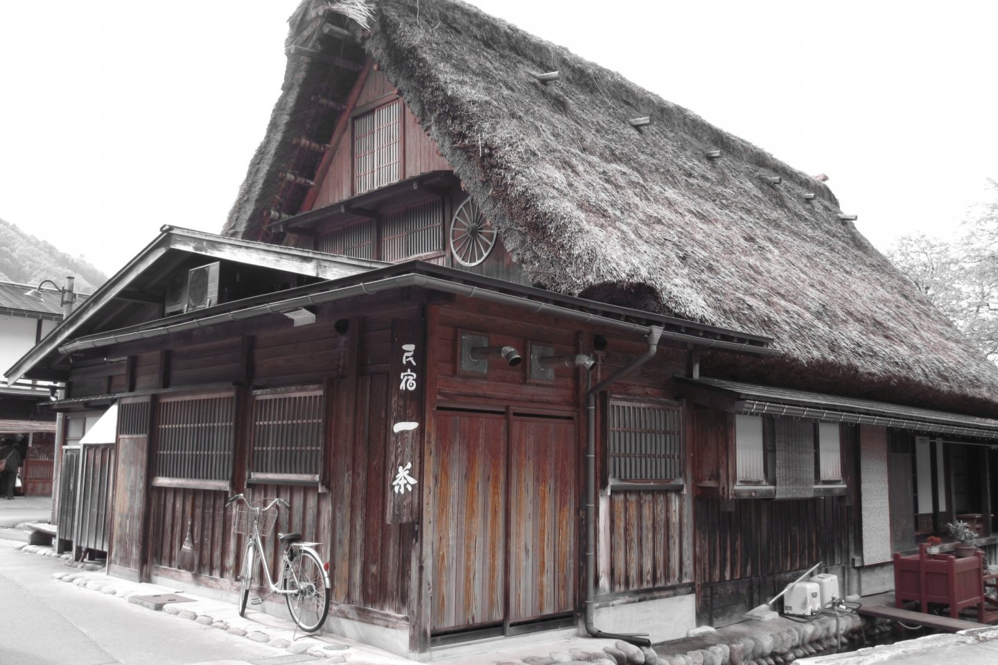 บ้านที่สร้างด้วยสถาปัตยกรรมแบบกัสโชซึคุริ ซึ่งหลังคามีความลาดเอียง 60 องศาดูคล้ายคนพนมมือ