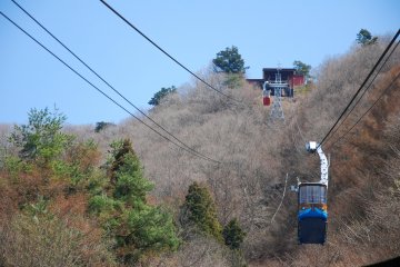 <p>กระเช้าลอยฟ้า Kachi Kachi Ropeway กำลังเคลื่อนขึ้นไปบนยอดเขา Mt.Tenjo</p>