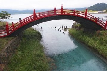 <p>ตามความเชื่อญี่ปุ่นโบราณ วิญญาณทุกดวงจะต้องใช้สะพานสีแดงนี้เพื่อข้ามแม่น้ำซันโซไปยังโลกหลังความตาย มีผู้เฝ้าสะพานเป็นผู้ตัดสิน หากวิญญาณสั่งสมความดีมามากก็จะข้ามสะพานได้สบายๆ หากความดีมีพอประมาณ ทางเดินก็จะแคบสักหน่อย สำหรับคนที่ก่อกรรมทำชั่วจะไม่สามารถข้ามสะพานได้ ต้องลุยน้ำที่เต็มไปด้วยพิษและมารร้าย (เครดิตภาพจาก japan-guide.com)</p>