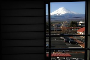 วิวภูเขาไฟฟูจิจากห้องพักในโรงแรม Kawaguchiko Station inn