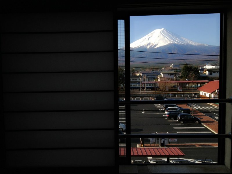 <p>วิวภูเขาไฟฟูจิจากห้องพักในโรงแรม Kawaguchiko Station inn</p>