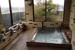 ห้องอาบน้ำรวมที่บริการภายในโรงแรม ซึ่งสามารถมองเห็นวิวภูเขาไฟฟูจิขณะที่แช่น้ำได้