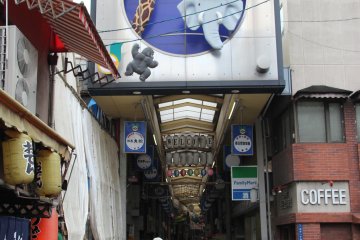 <p>การเดินทางไปที่ร้าน Chitose ออกจากสถานี Doubutsuen-mae จะเจอถนน shopping street&nbsp;</p>
