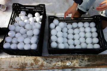<p>You must take great take care making snowballs. Snowballs that are too hard or too big are removed by judges.</p>