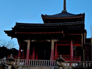 Mặt trăng trên cổng Nishi-mon của đền Kiyomizu-dera