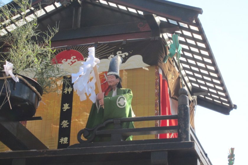 The Puppet dancing on the top of the float